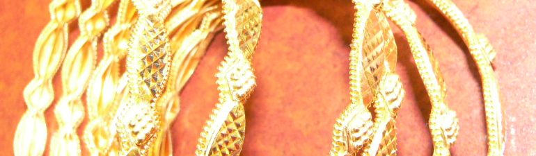 Ohio, Windsor, Michigan, 21kt gold bangles