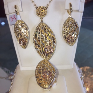 Earring, Ring and Pendant matching set 18kt yellow gold